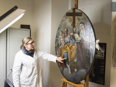 In disparte alla nostra destra una restauratrice si occupa invece di un dipinto a olio seicentesco della cattedrale di Giovinazzo: si tratta di un�immagine di San Giuseppe e Santa Chiara col bambino circondati da angeli
